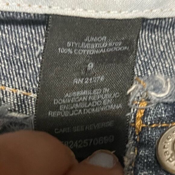 No boundaries distressed cut off denim shorts. Size 9. - Picture 8 of 8